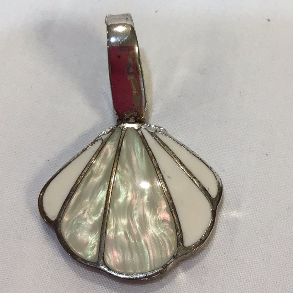 Mother of Pearl & silvertone sea shell pendant